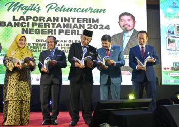 MOHD. Uzir Mahidin (dua dari kanan) dan Razali Saad (tiga dari kiri) melihat buku bancian pertanian 2024 pada majlis Laporan Interim Banci Pertanian 2024 peringkat negeri ini di Hotel Seri Malaysia, Kangar, Perlis hari ini. - UTUSAN/IZLIZAN OTHMAN