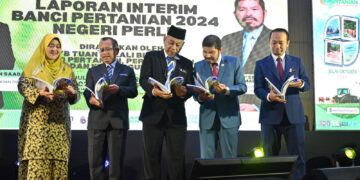 MOHD. Uzir Mahidin (dua dari kanan) dan Razali Saad (tiga dari kiri) melihat buku bancian pertanian 2024 pada majlis Laporan Interim Banci Pertanian 2024 peringkat negeri ini di Hotel Seri Malaysia, Kangar, Perlis hari ini. - UTUSAN/IZLIZAN OTHMAN