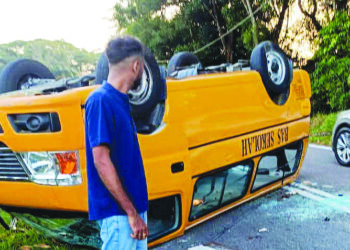 SERAMAI 16 pelajar cedera apabila van sekolah yang dinaiki terbalik akibat terlanggar lubang lurang yang tidak bertutup di Jalan Abdul Samad, Johor Bahru.