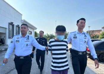 PEMANDU Toyota Vios (tengah) dibawa ke Mahkamah Majistret Tapah untuk permohonan reman bagi membantu siasatan kes kemalangan maut membabitkan tiga lelaki warga emas semalam. - UTUSAN