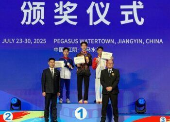 Lee Ronn Chunjin (tengah) menang pingat emas dalam disiplin Daoshu Lelaki Kumpulan B Kejohanan Wusyu Remaja Asia Ke-12 di Jiangyin, China, - IHSAN MSN