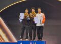 Clement Ting (tengah) bersama rakan senegara, Muhammad Danish Aizad (kiri) meraih pingat emas dan perak dalam kategori Gunshu Lelaki pada Kejohanan Piala Asia Wushu Taolu di China, kelmarin. - IHSAN MSN