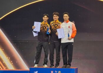 Clement Ting (tengah) bersama rakan senegara, Muhammad Danish Aizad (kiri) meraih pingat emas dan perak dalam kategori Gunshu Lelaki pada Kejohanan Piala Asia Wushu Taolu di China, kelmarin. - IHSAN MSN