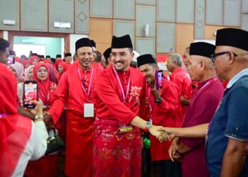 ASYRAF Wajdi Dusuki (tengah) bersalaman dengan perwakilan semasa hadir merasmikan Mesyuarat Perwakilan UMNO Bahagian Hulu Terengganu di Akademi Binaan Malaysia (ABM), Kampung Jenagor, Kuala Berang, Terengganu. -UTUSAN/PUQTRA HAIRRY
