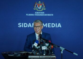 TENGKU Zafrul ketika sidang media khas bagi menjelaskan pendirian serta tindakan susulan Malaysia berhubung pengumuman tarif oleh Amerika Syarikat di Menara MITI di sini, semalam. - UTUSAN/ISKANDAR ISHAK