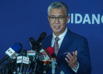TENGKU Zafrul ketika sidang media khas bagi menjelaskan pendirian serta tindakan susulan Malaysia berhubung pengumuman tarif oleh Amerika Syarikat di Menara MITI di sini, hari ini. - UTUSAN/ISKANDAR ISHAK