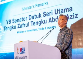 TENGKU Zafrul Abdul Aziz pada Sidang Kemuncak ASEAN Semikonduktor 2025 (ASEMIS) di sini, semalam.