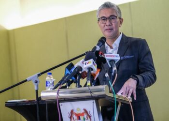 TENGKU Zafrul Tengku Abdul Aziz bercakap ketika sidang media bagi mengumumkan Kad Laporan Prestasi MITI Suku Kedua 2025 di Bilik Seminar 1 & 2, Menara MITI, Kuala Lumpur hari ini. - UTUSAN/M. FIRDAUS M. JOHARI