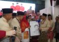 KETUA Wanita UMNO Raub, Zulriyaini Yahya menyampaikan cenderamata kepada Ahmad Zahid Hamidi selepas merasmikan Mesyuarat Perwakilan UMNO Bahagian Raub di Dewan Jubli Perak Sultan Haji Ahmad Shah, Raub, Pahang.