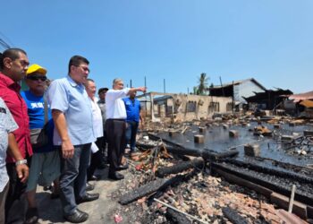 AHMAD Zahid Hamidi melawat rumah yang terbakar di Bagan Pasir Laut, Hutan Melintang di Bagan Datuk hari ini. - UTUSAN/AIN SAFRE BIDIN