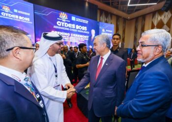 Ahmad Zahid Hamidi berbual dengan salah seorang peserta Pameran dan Persidangan Pertahanan dan Keselamatan Siber (CYDES) 2025 di Pusat Konvensyen Antarabangsa Putrajaya (PICC) semalam.