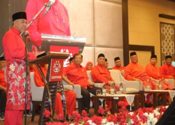 AHMAD Zahid Hamidi berucap pada perasmian Mesyuarat Perwakilan UMNO Bahagian Gopeng di Pusat Transformasi Bandar (RTC) Gopeng hari ini. - UTUSAN
