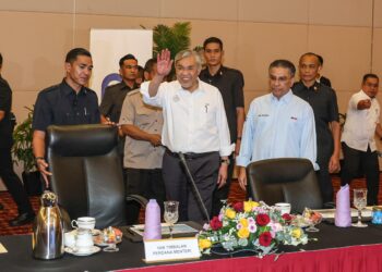 AHMAD Zahid Hamidi hadir mempengerusikan mesyuarat Sesi Meja Bulat Ekonomi Perkongsian dan Industri GIG di Hotel Tenera, Bangi di sini hari ini. - UTUSAN/AMIR KHALID