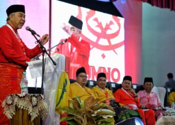 AHMAD Zahid Hamidi berucap pada Majlis Perasmian Mesyuarat Perwakilan UMNO Bahagian Tampin 2025 di Dewan Perdana Tampin, di sini, hari ini. - UTUSAN/MOHD SHAHJEHAN MAAMIN