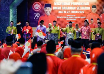 AHMAD Zahid Hamidi pada Mesyuarat Perwakilan UMNO Bahagian Selayang, di Kelab Rahman Putra, di sini hari ini. - UTUSAN/SHIDDIEQIIN ZON