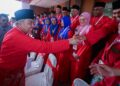 AHMAD Zahid Hamidi bersalam dengan perwakilan pada Mesyuarat Perwakilan UMNO Bahagian Lumut semalam.