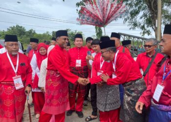 ZAMBRY  Abd. Kadir ( dua dari kiri) beramah mesra bersama sebahagian perwakilan pada 

Mesyuarat Perwakilan UMNO Bahagian Jeli 2025 di Kompleks UMNO Bahagian Jeli,Bukit Nangka,Jeli, Kelantan. - UTUSAN/ROSMIZAN RESDI