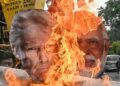 PENUNJUK perasaan membakar poster Donald Trump dan Narendra Modi sebagai bantahan terhadap tarif yang dikenakan AS terhadap India di Kolkata. – AFP