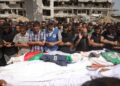 PENDUDUK Palestin menunaikan solat jenazah bagi wartawan dan petugas perubatan yang terkorban akibat bedilan udara tentera Israel di Gaza City. – AFP