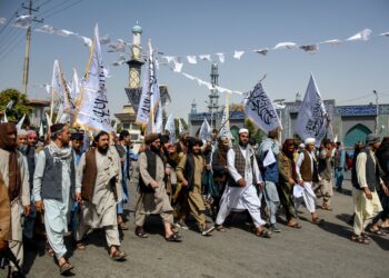 ANGGOTA Taliban berarak meraikan ulang tahun keempat mereka mentadbir kerajaan Afghanistan di Mazar-i-Sharif kelmarin. – AFP