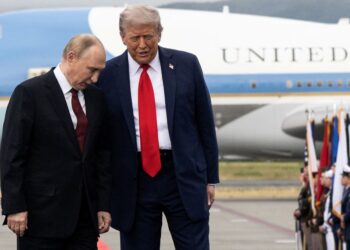 DONALD Trump bersama Vladimir Putin selepas mereka tiba di Anchorage, Alaska. – AFP