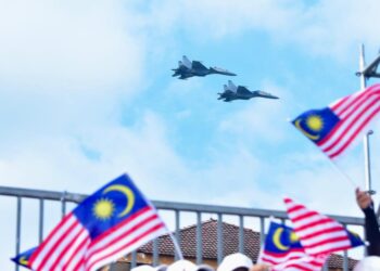 ACARA lintas hormat udara melibatkan pesawat tempur Sukhoi pada Sambutan Hari Kebangsaan di Persiaran Jalan Merdeka, Melaka. - UTUSAN/ARIF HAMIZAN MISKON