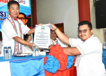 DR. Joachim Gunsalam (kiri) menerima skrol Ikrar PBS daripada Naib Ketua Pemuda ll PBS Kundasang, Muhammad Adli Somihin pada Mesyuarat Agung Tahunan Bahagian PBS Kundasang, Karanaan dan Paginatan di Dewan Tokong Cina Ranau, Sabah hari ini.-UTUSAN/HARDY JOE