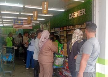 ORANG ramai beratur di ikaunter bayaran SARA di sebuah premis pada hari pertama penggunaan sumbangan secara sekali beri itu boleh ditebus di Taman Kelisa Ria, Sungai Petani, Kedah.