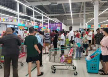 KAUNTER pembayaran di sebuah pasar raya di Tanjong Tokong, Pulau Pinang sesak apabila orang ramai mula berbelanja selepas menerima Bantuan Sumbangan Asas Rahmah (SARA) sebanyak RM100 yang mula disalurkan mulai hari ini.-UTUSAN/SAFINA RAMLI