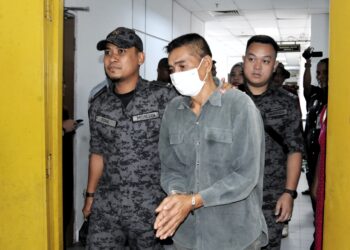 SALIM Ahmad didakwa menyeludup enam warga Indonesia di Mahkamah Sesyen, Johor Bahru, Johor. - UTUSAN/RAJA JAAFAR ALI