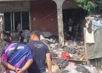 KEADAAN sebuah rumah yang didiami seorang warga emas yang dipenuhi dengan sampah di Taman Sentosa, Johor Bahru, Johor.