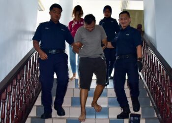 AHMAD Ramdzan Mohamed dan Farah Amira Mohamad Ali dihadapkan ke Mahkamah Sesyen, Ayer Keroh, Melaka atas pertuduhan mengedar dadah dan menghalang tugas penjawat awam. - UTUSAN/ARIF HAMIZAN MISKON