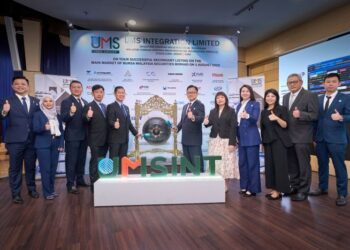 Luong Andy (lima dari kiri) bersama barisan pengurusan kanan UMS selepas gimik penyenaraian syarikat itu di Pasaran Utama Bursa Malaysia hari ini.