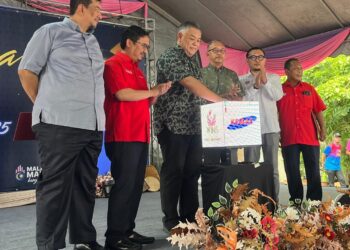 ROZABIL Abd. Rahman (tiga dari kiri) membuat gimik pelancaran Program Santunan Desa Kemas Peringkat Negeri Perlis Tahun 2025 di Denai Larian Pengkalan Asam, Kangar, Perlis, hari ini. -UTUSAN/ASYRAF MUHAMMAD