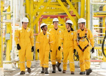 SEKUMPULAN pelatih INSTEP di kawasan tapak loji Upstream Downstream Training Plant (UDTP), INSTEP.