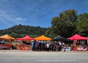 KUMPULAN peniaga kecil yang berniaga di bawah khemah di Teluk Senangin, Lumut Perak.-UTUSAN/AIN SAFRE BIDIN