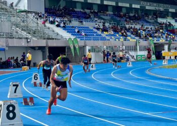 KHAIRUL Hafiz Jantan (depan) memulakan larian bagi acara 4x100 meter lelaki pada Kejohanan Olahraga Terbuka Malaysia 2025 di Stadium Tuanku Syed Putra, Kangar, Perlis. -UTUSAN/ASYRAF MUHAMMAD