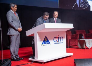 AMIR Hamzah Azizan (tengah) pada majlis perasmian National Tax Conference 2025 di Pusat Konvensyen Kuala Lumpur. - UTUSAN/SADDAM YUSOFF