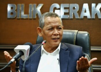 AMINUDDIN Harun pada sidang akhbar selepas mempengerusikan Mesyuarat Mingguan Exco di Wisma Negeri, Seremban hari ini.-UTUSAN/NUR SHARIEZA ISMAIL.