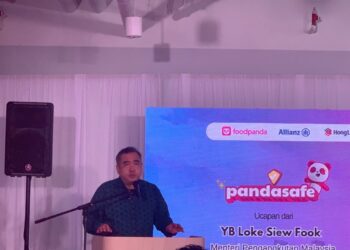 ANTHONY Loke sewaktu merasmikan Program Keselamatan Penunggang Pandasafe anjuran Foodpanda Malaysia dengan kerjasama awam  di ibu negara, hari ini. - UTUSAN/HANAFI ZULKEFLI