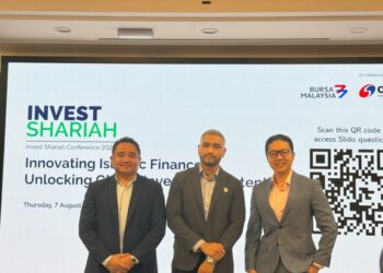 JEREMY Goh (kanan) bersama  Nazmi Idrus (tengah) dan Pengarah Penyelidikan Runcit, CGS International Securities Malaysia, Sharizan Rosely (kiri) selepas sesi panel Tinjauan Ekonomi dan Pasaran pada Persidangan Invest Shariah 2025, semalam.
