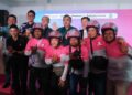ANTHONY Loke Siew Fook dan Tan Ming Luk bersama rider foodpanda selepas majlis pelancaran program pandasafe di Kuala Lumpur. - UTUSAN/HANAFI ZULKEFLI