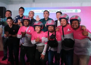 ANTHONY Loke Siew Fook dan Tan Ming Luk bersama rider foodpanda selepas majlis pelancaran program pandasafe di Kuala Lumpur. - UTUSAN/HANAFI ZULKEFLI