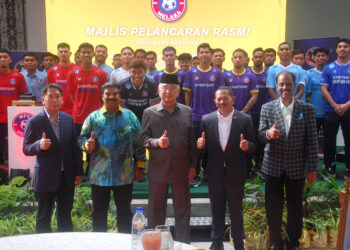 MOHD. Ali Mohd. Rustam dan Nur Azmi Ahmad bergambar bersama pemain Melaka FC yang akan bersaing dalam Liga Super Musim 2025-2026 selepas Majlis Pelancaran Rasmi Jersi Baharu Melaka FC dan memperkenalkan pemain di Ayer Keroh, Melaka. - UTUSAN/AMRAN MULUP