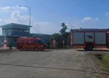 SEBUAH pesawat ringan jenis Piper PA-28-181 tergelincir ketika cuba mendarat di LTAM, Batu Berendam, Melaka. - UTUSAN/AMRAN ALI