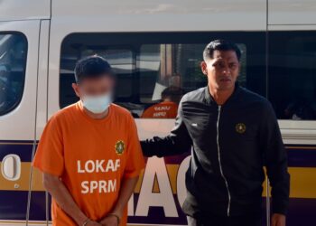 SUSPEK tiba di Kompleks Mahkamah Ayer Keroh, Melaka untuk permohonan reman bagi membantu siasatan di bawah Seksyen 23 Akta SPRM 2009. - UTUSAN/ARIF HAMIZAN MISKON