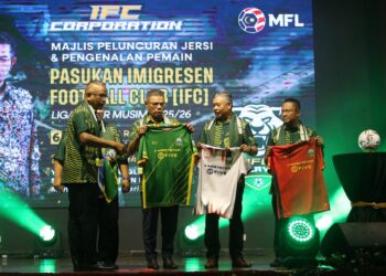 SAIFUDDIN Nasution Ismail (dua dari kiri) menunjukkan jersi pasukan IFC yang akan bertanding dalam Liga Super Musim 2025/2026 pada majlis peluncuran skuad berkenaan di Alor Setar, Kedah. - UTUSAN/ SHAHRIL NOORDIN