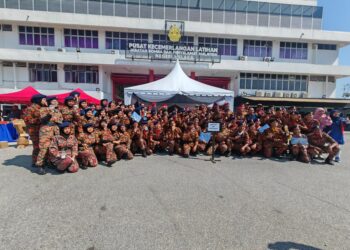 GABUNGAN enam sekolah di bawah BBP Ayer Keroh muncul juara keseluruhan Pertandingan Kadet Bomba dan Penyelamat Malaysia Negeri Melaka yang diadakan di Ayer Keroh, Melaka. - UTUSAN/AMRAN ALI