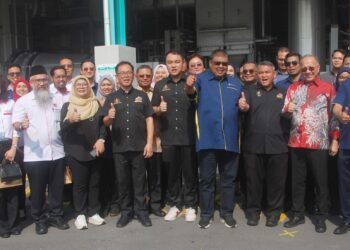 Rauf Yusoh bergambar bersama kakitangan Medivest Sdn. Bhd. pada perasmian Loji Pelupusan Sisa Klinikal di Bukit Rambai, Melaka. - UTUSAN/AMRAN MULUP