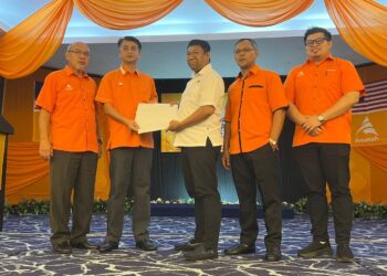 MUHAMMAD Faiz Fadzil (dua dari kiri) menerima borang keahlian baharu Amanah yang diserahkan selepas Majlis Perasmian Serentak Mesyuarat Agung Tahunan Parti Amanah Tahun 2025 di Hotel Putra Regency, Kangar, Perlis, hari ini. -UTUSAN/ASYRAF MUHAMMAD